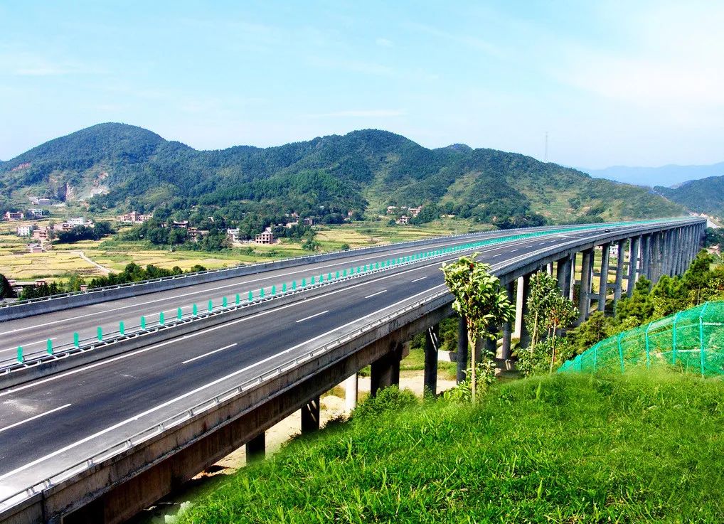 为支持龙凤新城和城南片区加快发展,绵遂高速公路采用了龙凤互通式